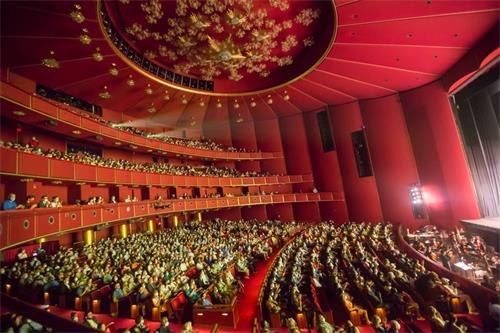 '图2:二零二二年七月十七日下午,神韵纽约艺术团2021-2022演出季最后一场演出在美国华盛顿DC肯尼迪艺术中心歌剧院圆满结束。'