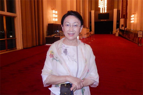 '图7:二零二二年七月十五日晚,华府一家大型律师事务所的华裔资深律师黄倩观看神韵后,赞叹这才是真正的中国传统文化。'