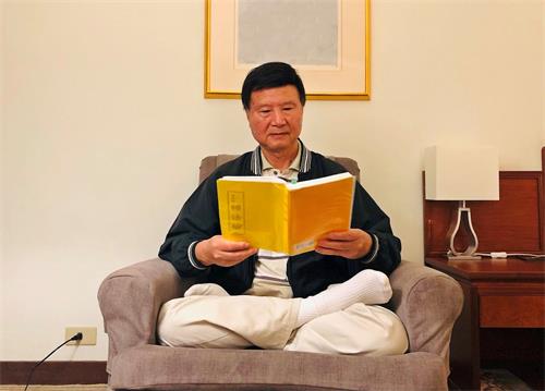 '图二:徐文海在学《转法轮》'