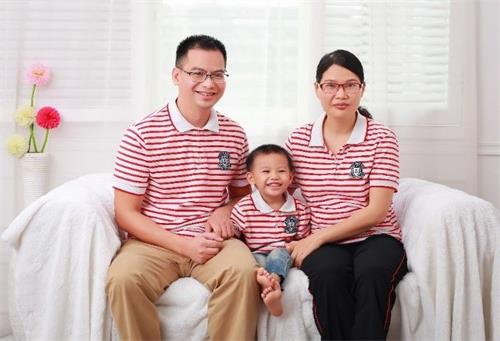 '图三:企业家汤志衡与妻儿合影'