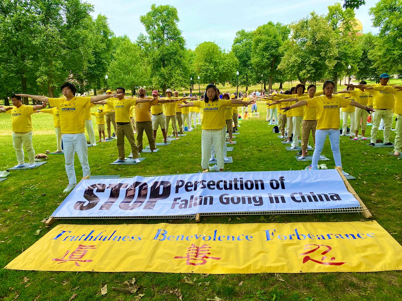 '图1~2:二零二二年七月十六日,波士顿学员集体炼功,传播法轮功的真相。'