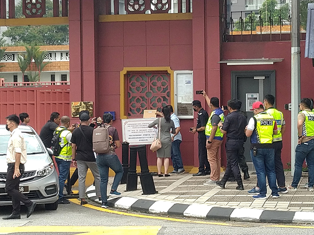 图3~4:法轮功学员代表向中共驻马大使馆递交抗议信,抗议这场持续了23年的残酷迫害,引起许多官员的关注。