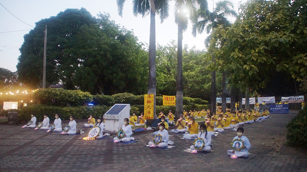 图10~12:傍晚七点,法轮功学员开始举行“七二零反迫害二十三周年”哀悼会,悼念被中共迫害的同修,场面庄严祥和。
