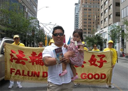 '图10:多伦多建筑公司协调人安多尼奥·阿尔西亚里奥(Andonio Alciario)先生和女儿高兴的和游行队伍合影'