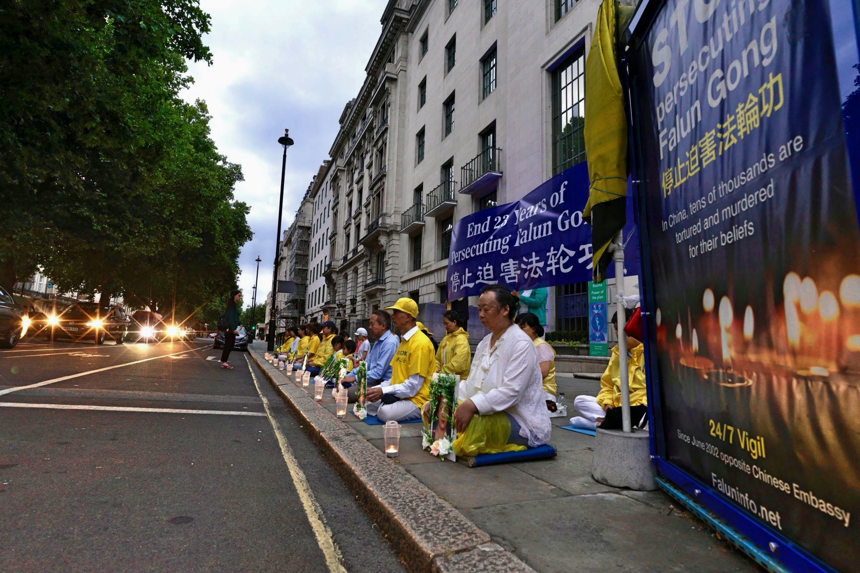 图1~3:法轮功学员伦敦中使馆前烛光夜悼反迫害