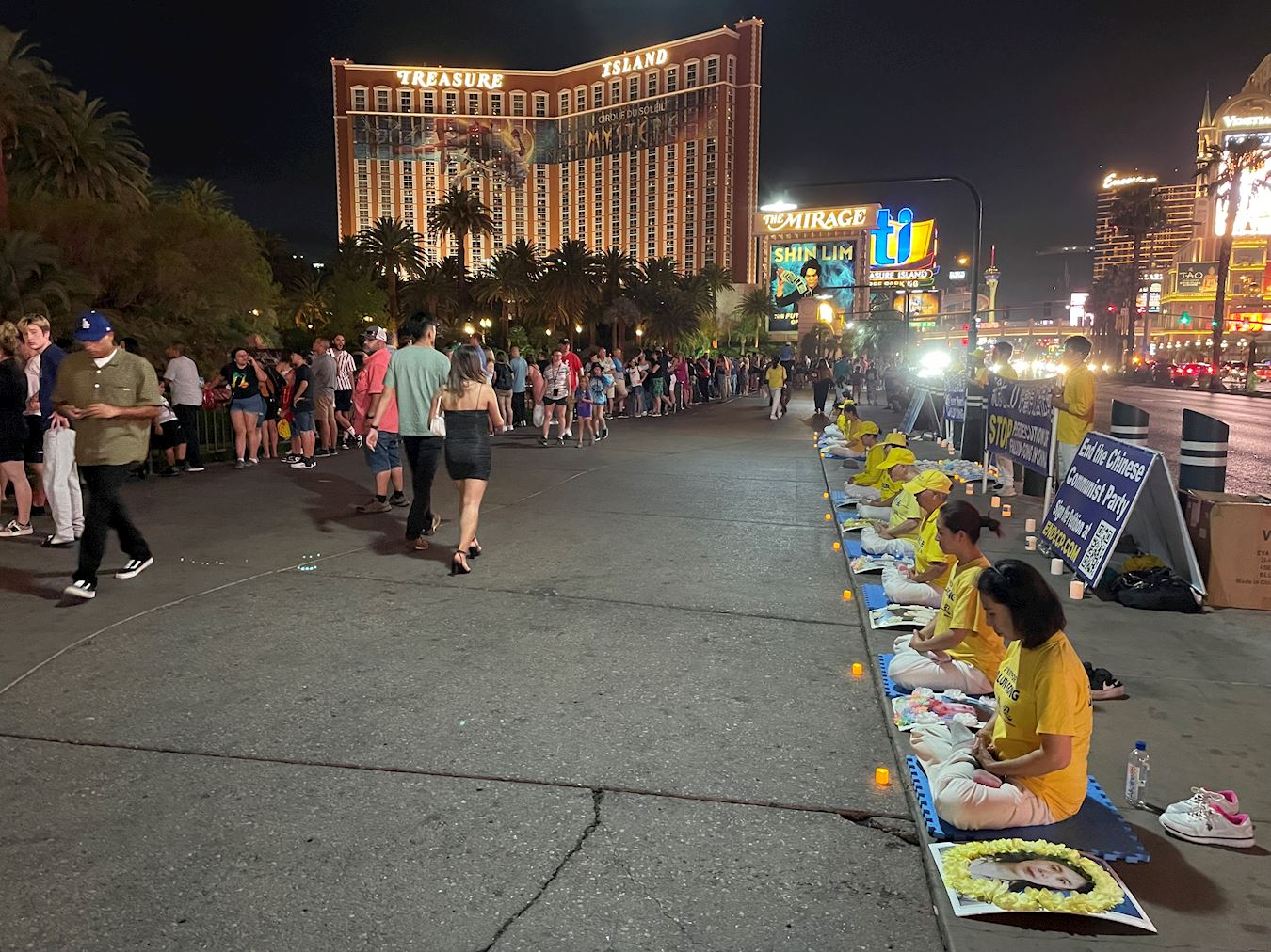 '图6:学员们举行了烛光夜悼活动'