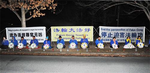 图4:法轮功学员在中使馆前烛光夜悼,呼吁制止迫害。