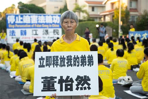 '图6:洛杉矶法轮功学员董欣华在烛光悼念现场要求中共立即释放她的弟弟董怡然。'