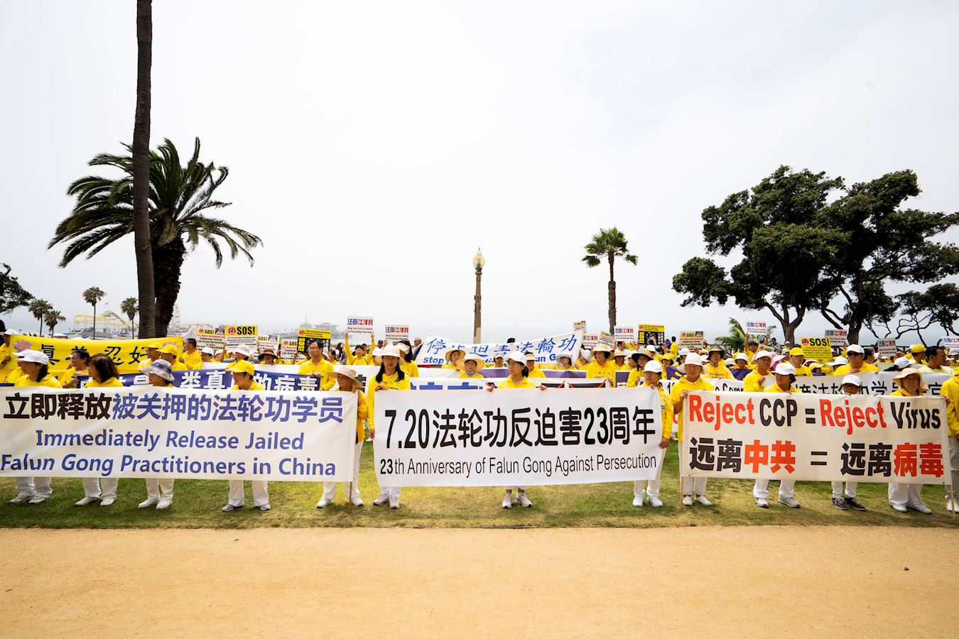 '图4:二零二二年七月十七日,洛杉矶七·二零反迫害集会上,法轮功学员表演气势磅礴的唐鼓曲目《万马奔腾》。'