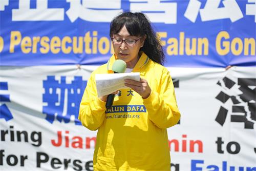 '图9:二零二二年七月十七日,来自辽宁抚顺的法轮功学员李辉在洛杉矶七·二零反迫害集会上讲述她亲历的中共迫害。'