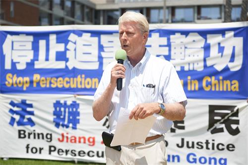'图10:二零二二年七月十七日,洛杉矶七·二零反迫害集会上,反活摘器官医生联盟美西代表达纳‧丘吉尔(Dana Churchill)发言。'