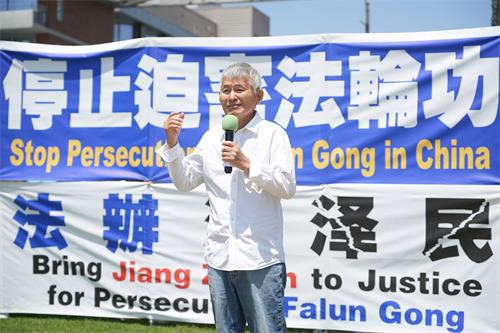 '图11:二零二二年七月十七日,洛杉矶七·二零反迫害集会上,南加时政评论员郭树人在集会上发言。'
