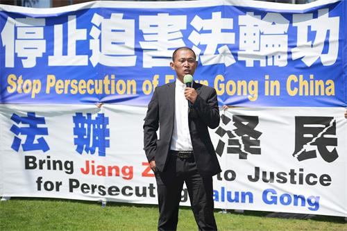 '图12:二零二二年七月十七日,中国民主党青年部执行长界立建在洛杉矶七·二零反迫害集会上发言。'