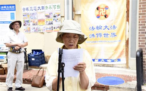 图3:田忠凤女士在费城华埠集会上讲述她差点被中共活摘的经历。