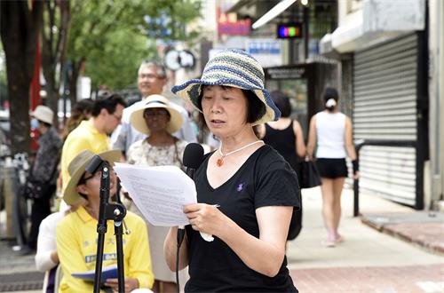 图4:沈丽春女士在集会上讲述她被非法监禁十一年的遭遇。