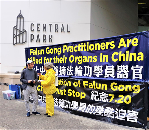 '图4~5:珀斯民众向法轮功学员了解真相'