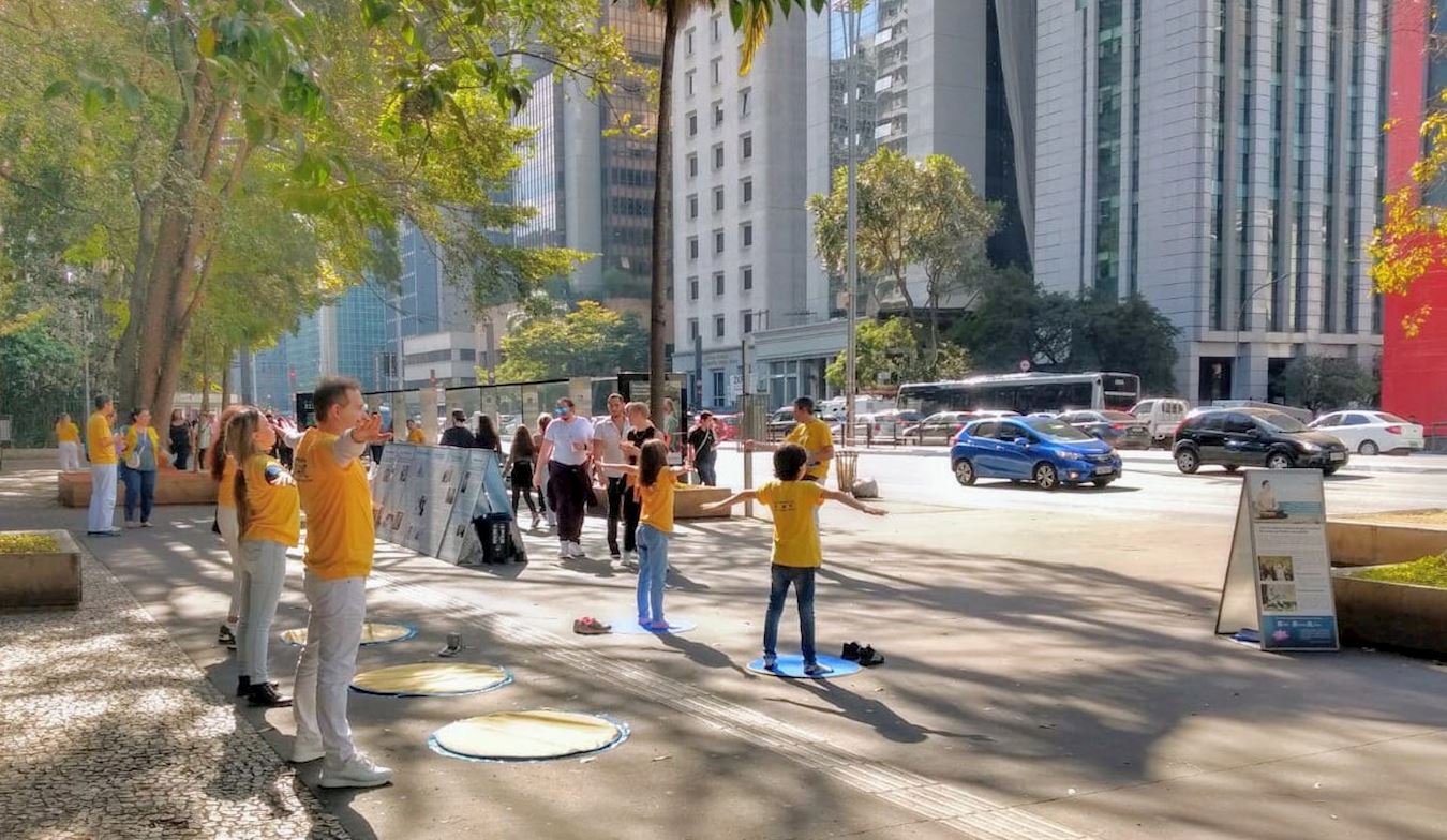 '图1:学员们展示功法和真相展板引起市人的关注'