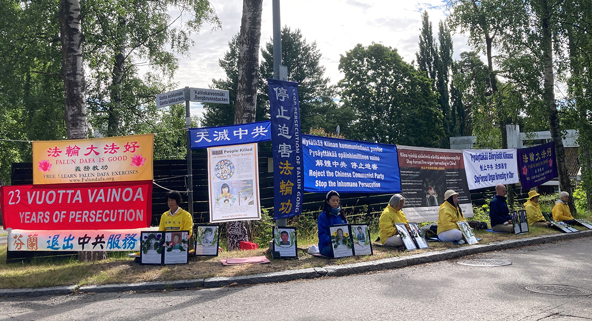 图1:芬兰法轮功学员在中使馆前抗议中共二十三年的迫害。