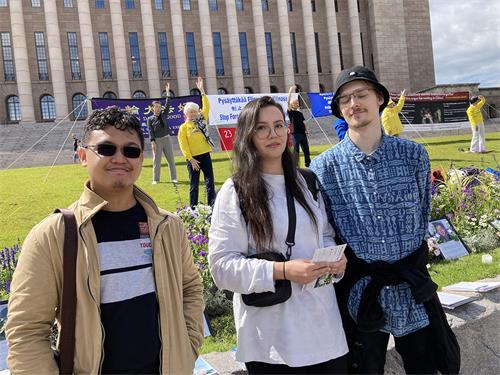 图3:国会大厦前,法轮功学员反迫害活动吸引路人的关注