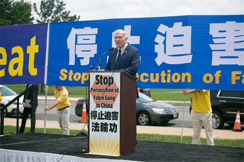 图9:国会众议员史蒂夫·查博特(Steve Chabot)在集会上发言表示需要听听法轮功学员的故事,学习法轮功学员反迫害的经验。