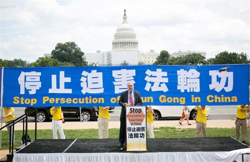 图11:国会众议员克里斯·史密斯(Chris Smith)的高级顾问皮耶罗·托齐(Piero Tozzi)在集会上发言。