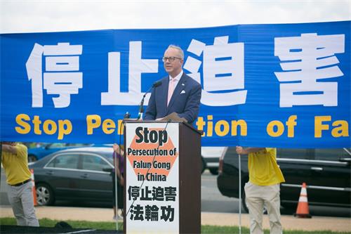 图12:美国国际宗教自由委员会(United States Commission on International Religious Freedom)专员埃里克·尤兰(Eric Ueland)在集会上发言。