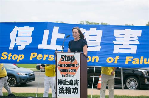 图13:美国基督教禧年运动(Jubilee Campaign USA) 的执行主任助理克里斯蒂娜·斯德珍(Christina Sturgeon)在集会上发言。