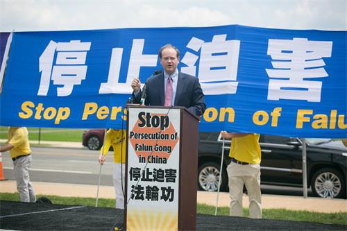 图15:捍卫自由国际联盟(Alliance Defending Freedom (ADF) International) 的法律顾问肖恩·尼尔逊(Sean Nelson)在集会上发言。