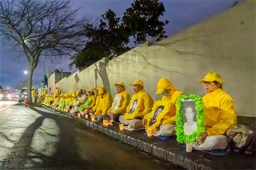 图1:二零二二年七月二十日,新西兰法轮功学员在奥克兰中领馆前举行烛光夜悼