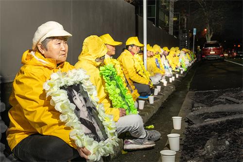 图2:张瀚文(左一)和同修们在中领馆夜悼被中共迫害致死的法轮功学员