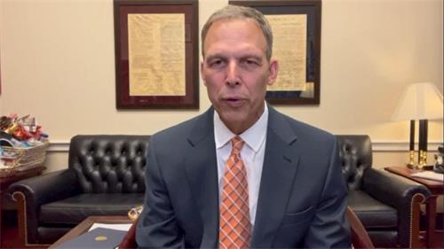 '图1:宾州共和党籍联邦众议员、新任众议院自由党团(House Freedom Caucus)主席斯考特·佩里(Scott Perry)透过视频表达他的支持。'