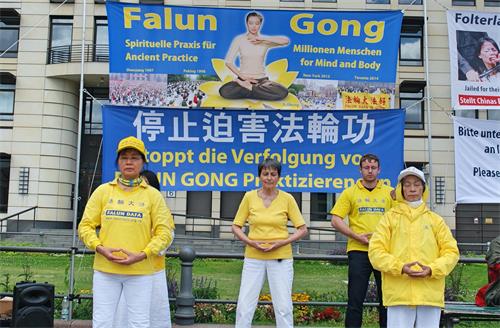 图1:法轮功学员在勃兰登堡门前的巴黎广场上演示功法,传播法轮功的真相。