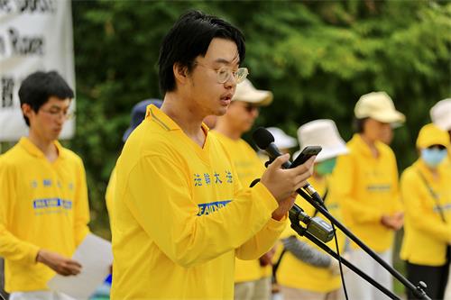 图2:七月二十日,卡尔顿大学学生刘之源在加拿大中使馆前讲述了自己家人遭受的迫害,他的父亲目前再次被中共拘禁,并已失去联系。