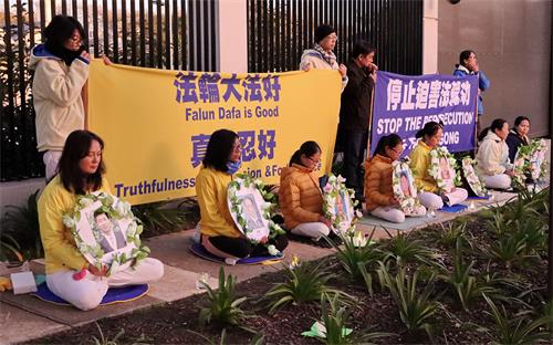 图7~8:七月二十日傍晚,南澳部分法轮功学员在阿德莱德中领馆前举办了烛光悼念活动。