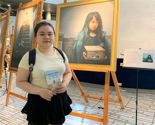 图9:大学生Allia表示观看了画展后更了解法轮功的真相了。