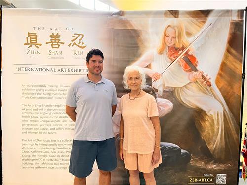 图10:博格斯(Boggs)和母亲琳达·索森(Linda Thorson)赞叹画作传递出的正能量、希望和美好。