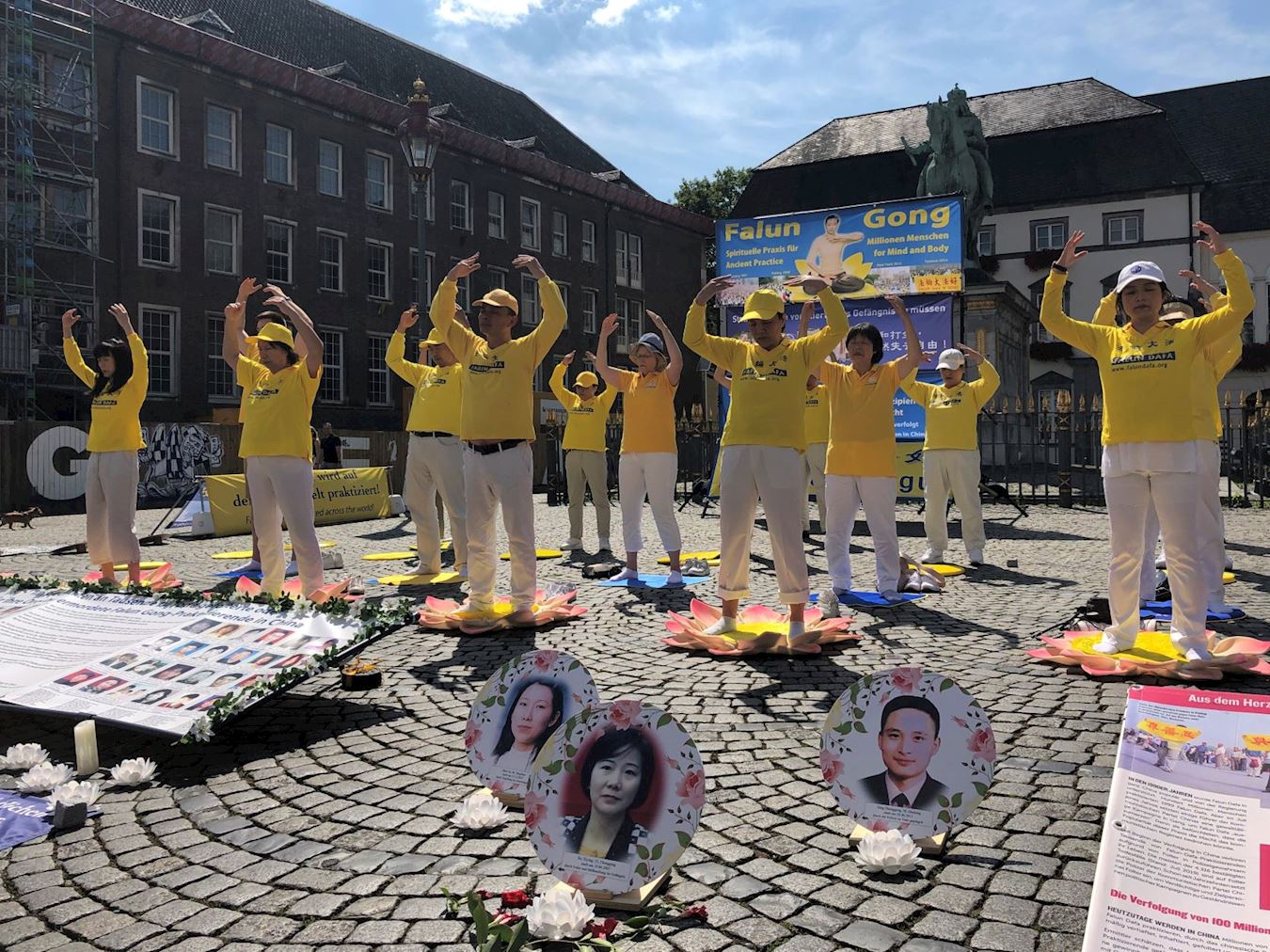 '图1:二零二二年七月二十三日,法轮功学员在杜塞尔多夫老市政厅前,揭露中共长达二十三年的迫害。'