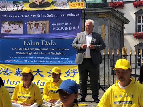 '图7:北威州议员弗兰克·博纳(Frank Börner)参加了法轮功学员的活动。'