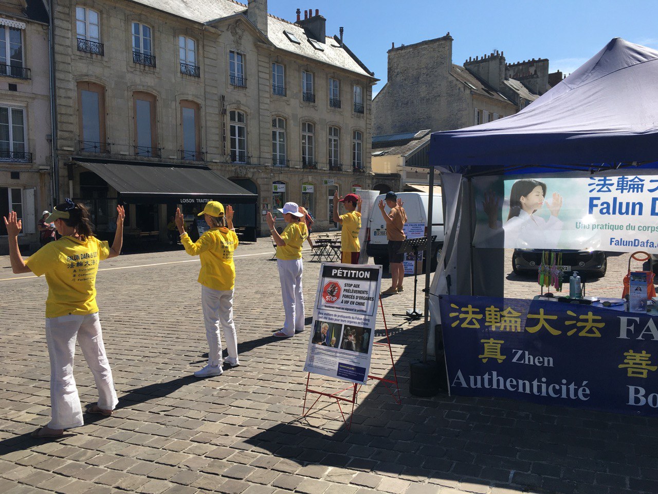 图8:七月十六日,在法国卡昂(Caen)市的圣索韦尔广场,法轮功学员在炼法轮桩法。