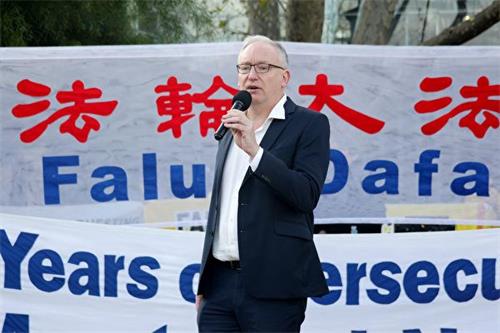 图3:二零二二年七月九日,维州自由民主党立法会议员林布里克(David Limbrick MP)在“七•二零反迫害集会”上发言