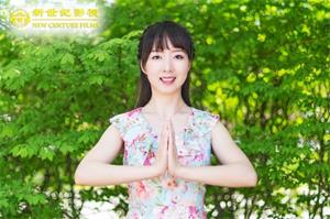 '图2:新世纪影视演员冯娟中秋谢师恩(新世纪影视提供)'
