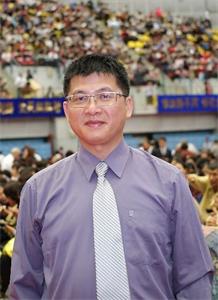 '图7:在台湾云林茑松艺术中学任教的立伟,十几年前走入法轮大法修炼。'