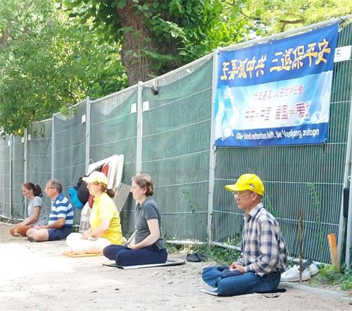 '图6:二零二二年七月二十三日,法轮功学员在德国汉堡中共领馆前举办抗议活动。'