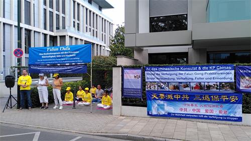 '图8:法轮功学员在杜塞尔多夫中共领馆前举办活动,并宣读给中共总领事的公开信。'
