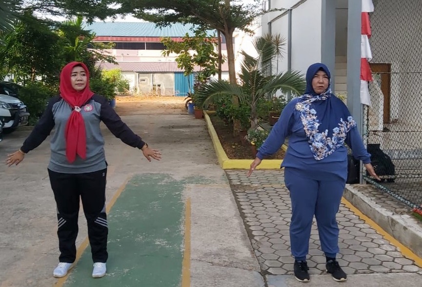 图5:SMKN7高中的校长(左)和副校长(右)也参与学炼法轮功。