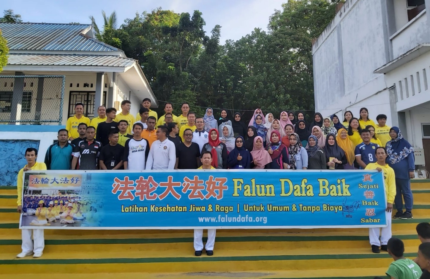 图6:集体炼功后,SMKN7高中的校长(第二排中,戴红头巾者)、副校长(第二排右一),还有老师们与学员合影。