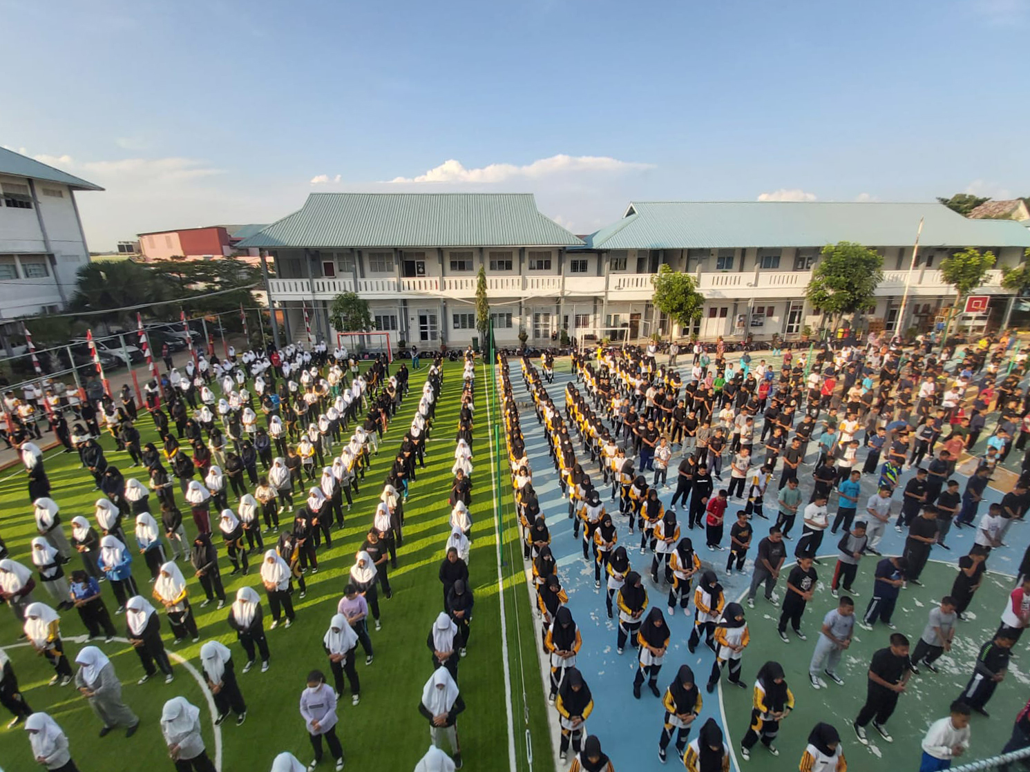 图1~4:二零二二年七月二十一日上午,印尼里奥群岛省巴丹岛法轮大法学员应邀请向一千多名巴丹岛SMKN7高中生介绍法轮功功法