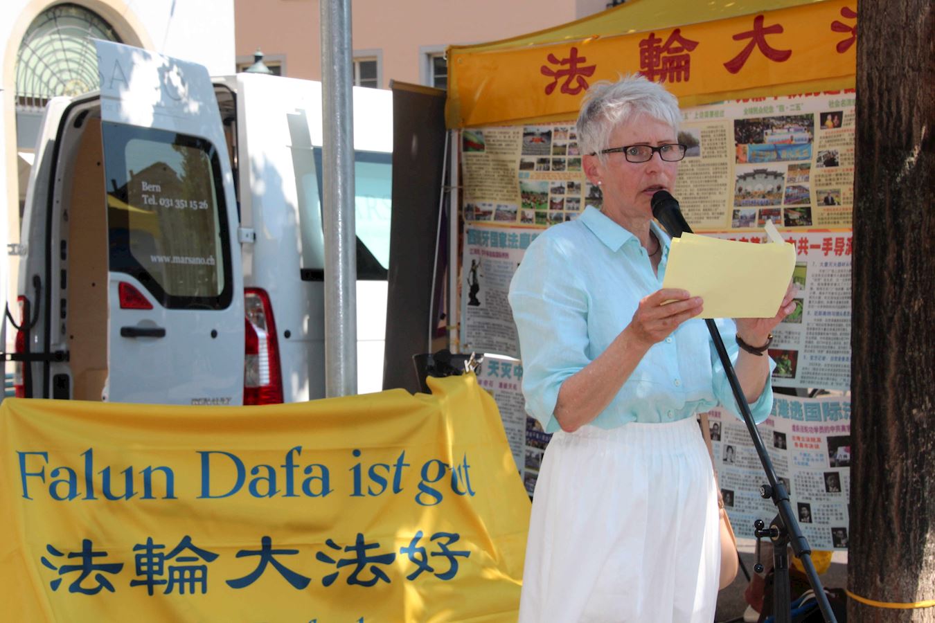 '图3:法轮功学员在苏黎世市中心演讲,介绍法轮功的美好并揭露中共迫害法轮功的罪行'