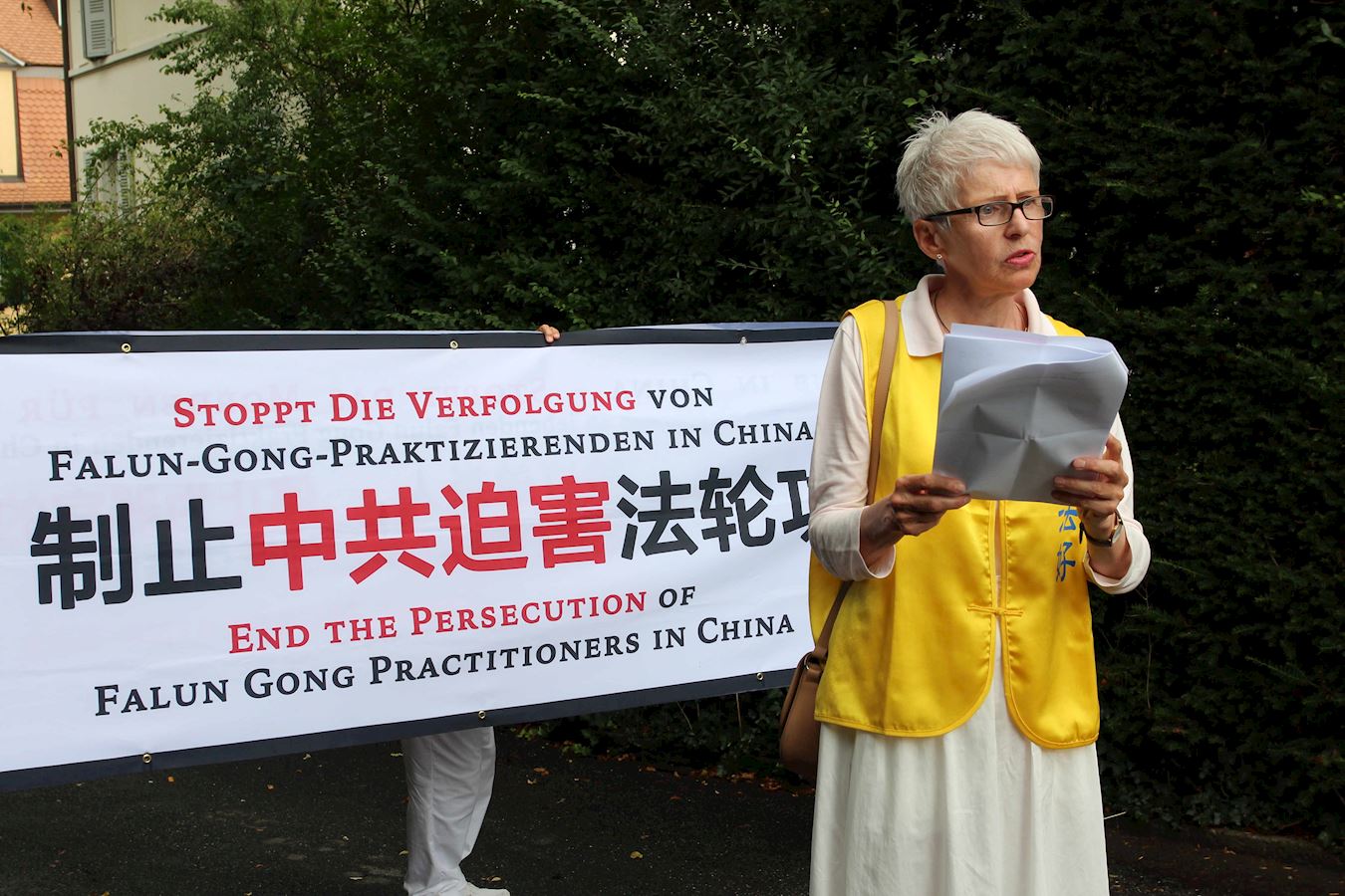 '图4:法轮功学员在伯尔尼中共使馆前读公开信,希望工作人员能做出正确的选择'