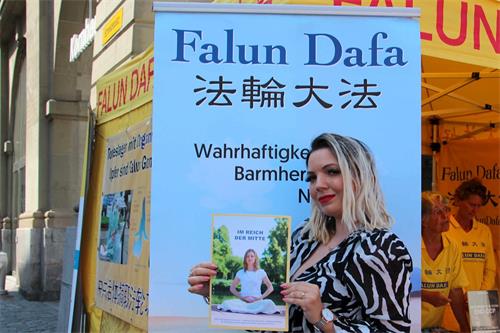 '图14:加布里埃拉·艾力克(Gabriela Alic)签名支持法轮功学员,并希望能有更多人来关注法轮功学员所遭到的迫害'